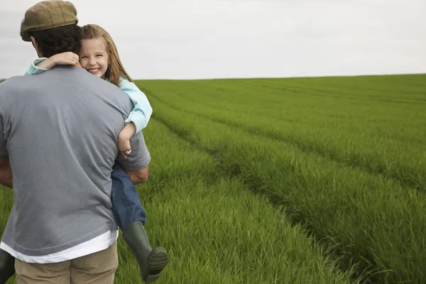 Father embracing daughter — Stock Photo, Image