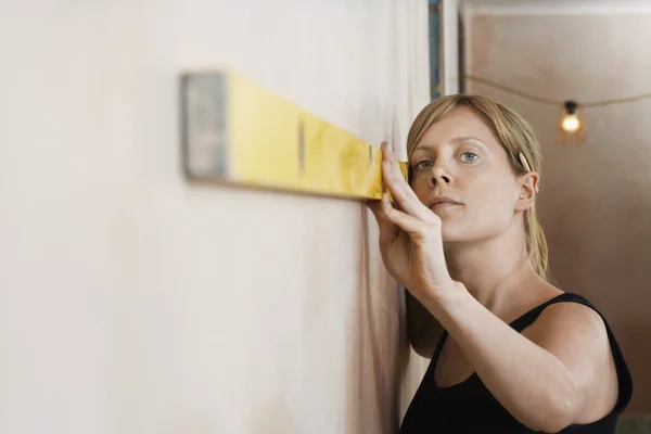 Woman Using spirit Level — Stock Photo, Image