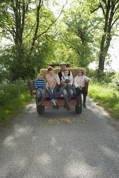 拖拉机拖车上的家庭 — 图库照片