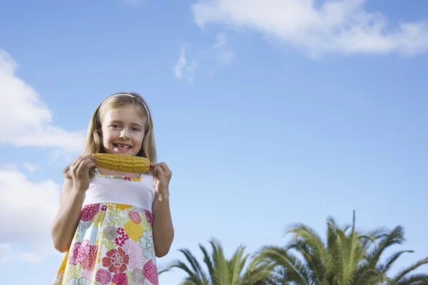 Girl eating corn — Stock Photo, Image