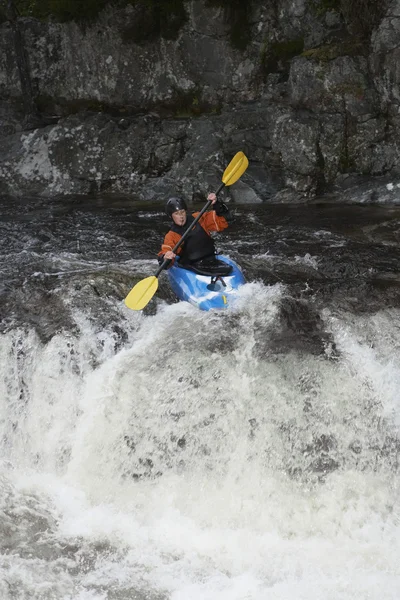 Whitewater Kayaker w Rapids — Zdjęcie stockowe
