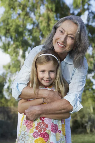 Großmutter und Mädchen lächeln — Stockfoto