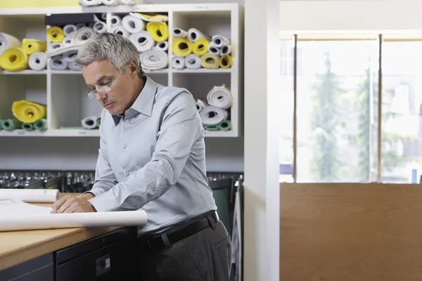 Hombre estudiando papeleo en la oficina — Foto de Stock