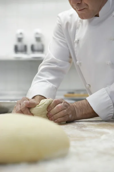 Шеф-кухар готує тісто — стокове фото