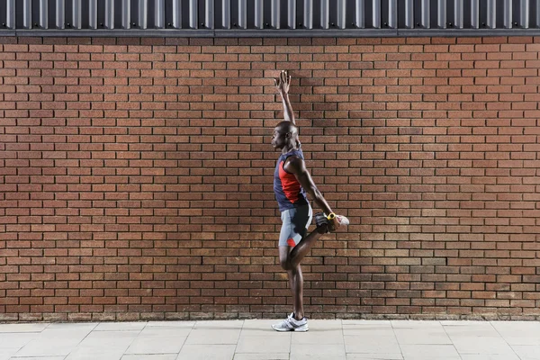 Atleta di sesso maschile stretching — Foto Stock