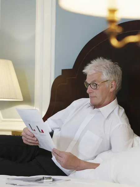 Businessman reading document — Stock Photo, Image