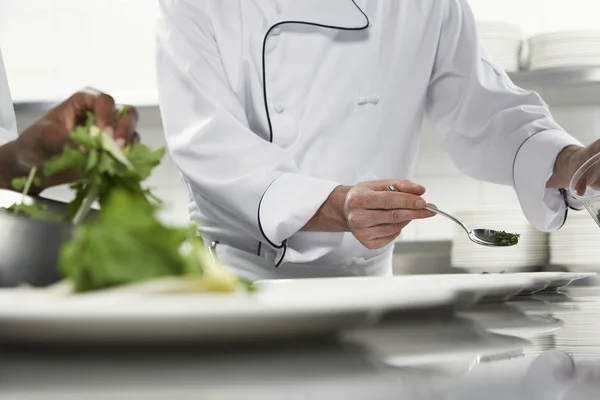 Chefs preparando salada na cozinha — Fotografia de Stock