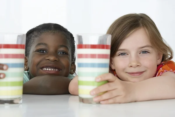 Twee meisjes met melk schudt — Stockfoto