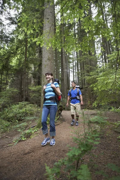 Casal caminhando na floresta — Fotografia de Stock