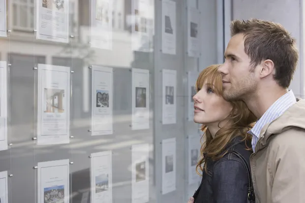 Paar schaut ins Fenster — Stockfoto