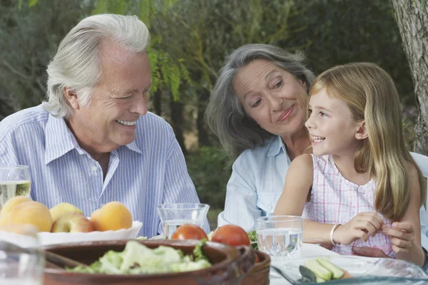 Abuelos sentados en la mesa — Foto de Stock