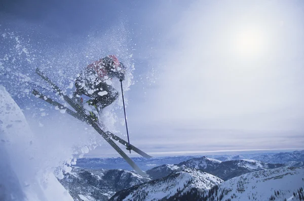 Persona en esquís saltando por encima de slop —  Fotos de Stock
