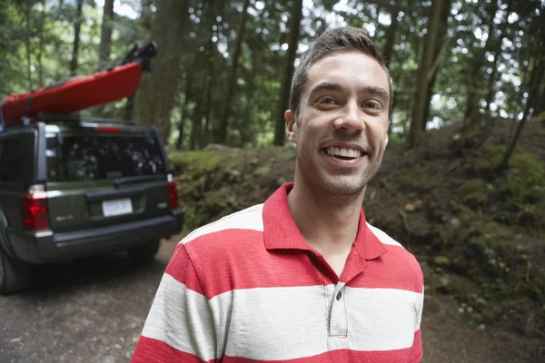 Hombre de pie cerca del coche — Foto de Stock