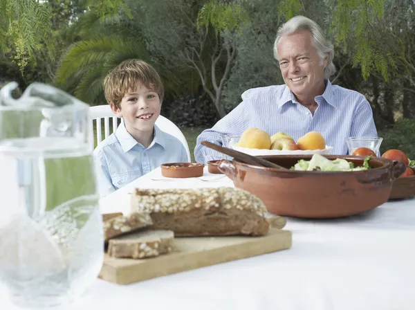 Nonno e nipote seduti — Foto Stock