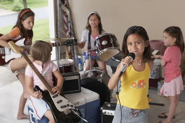 Meninas com instrumentos na garagem — Fotografia de Stock