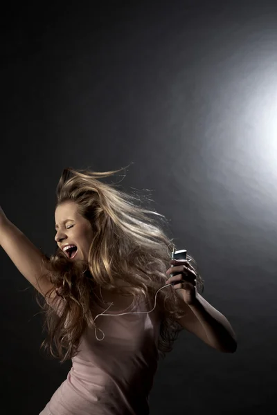 Frau singt im Studio — Stockfoto