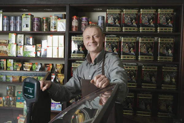 Propietario de la tienda de té sonriendo —  Fotos de Stock