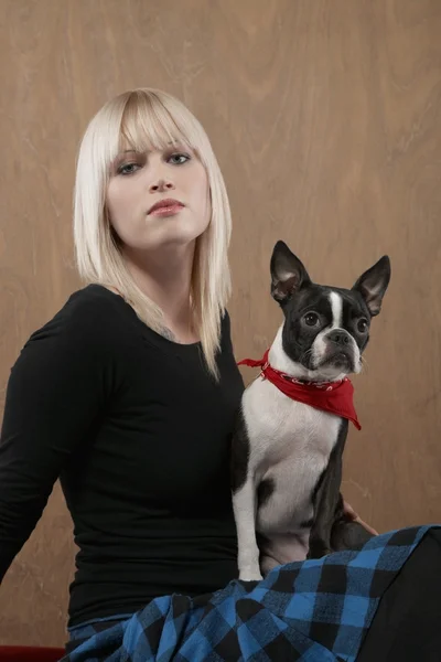 Donna che tiene Bulldog francese — Foto Stock