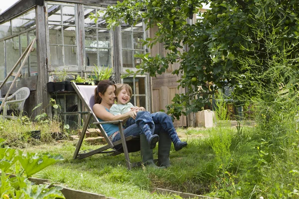 Mamma med son i trädgården — Stockfoto