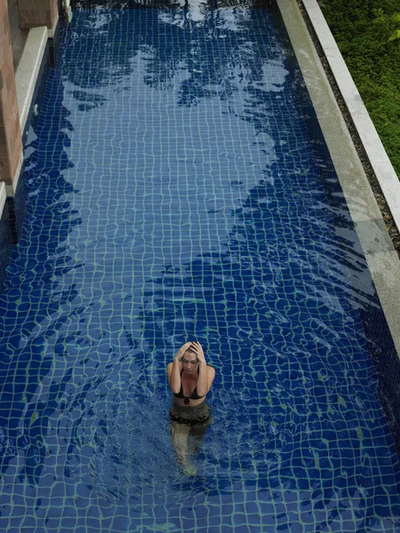 Frau im Bikini am Pool — Stockfoto