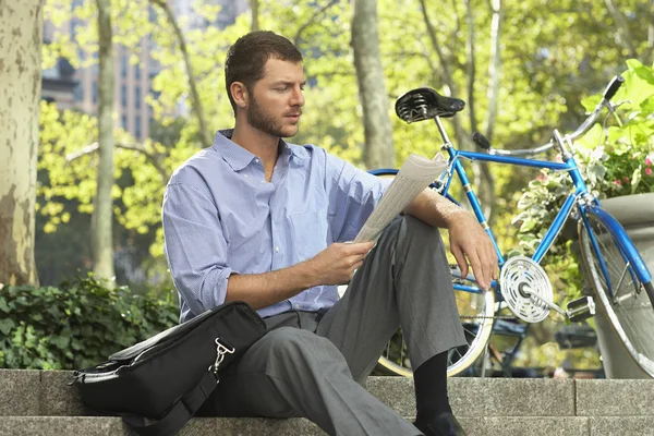 Mann liest im Park — Stockfoto