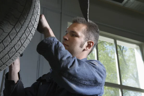 Mechanik pracoval na pneumatiky — Stock fotografie