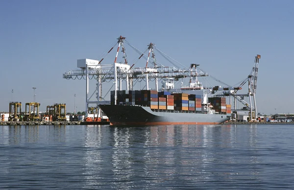 Embarcación de contenedores en muelle —  Fotos de Stock