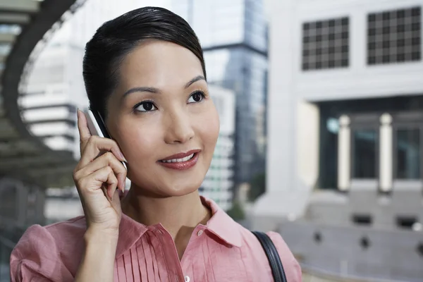 Affärskvinna som använder telefon — Stockfoto