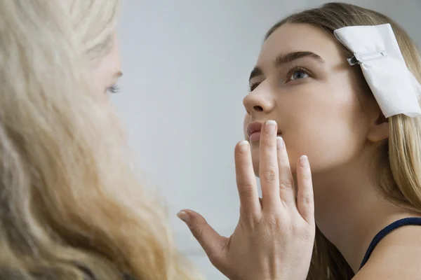 Makeup artist förbereder modell — Stockfoto