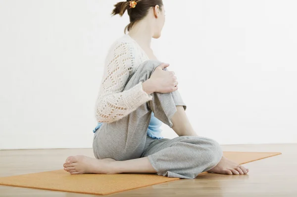 Girl performing yoga — Stock Photo, Image