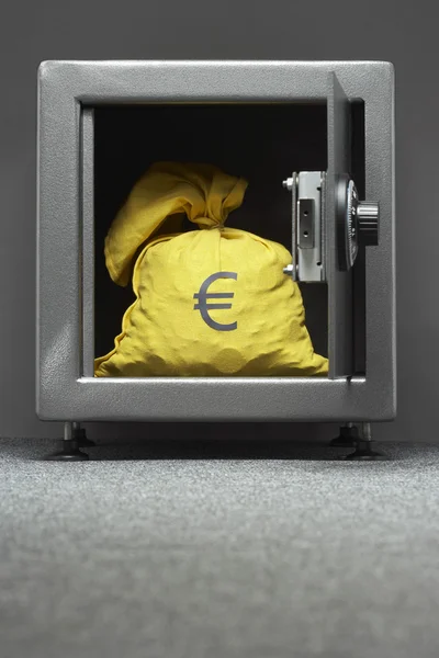 Worek z symbolu euro w sejf — Zdjęcie stockowe