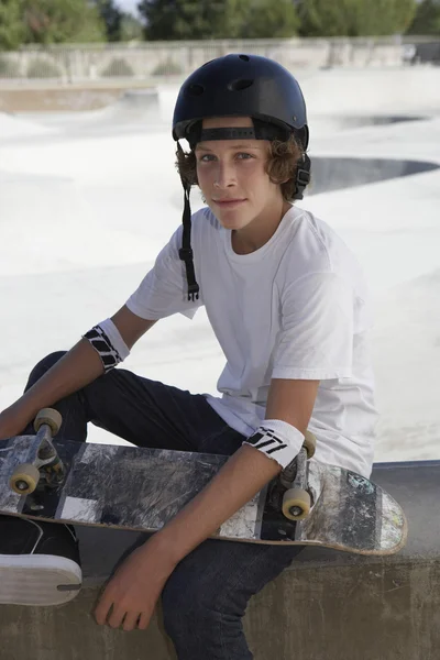 Jongen met skateboard — Stockfoto