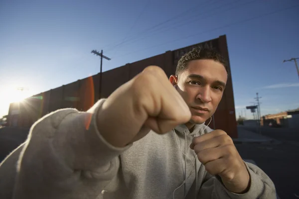 Hombre en posición de lucha —  Fotos de Stock