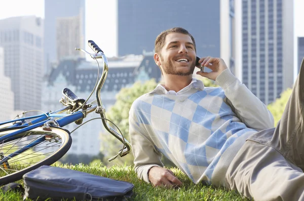 Mann telefoniert mit Handy — Stockfoto