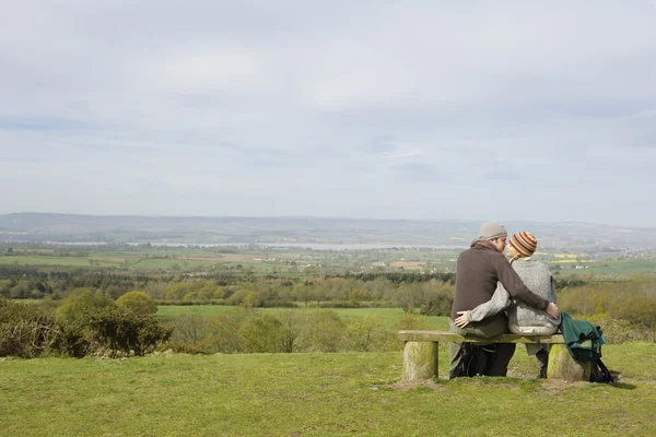 Paar zittend op een bankje — Stockfoto