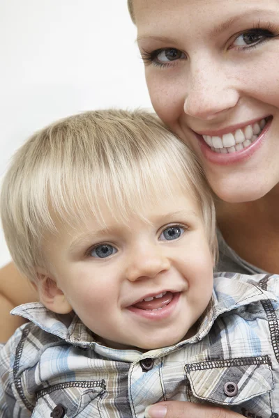 Mãe segurando filho — Fotografia de Stock