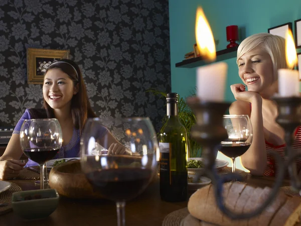 Kvinnor sitter vid matbordet — Stockfoto