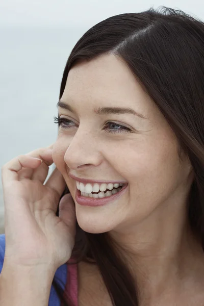 Jovem mulher sorrindo — Fotografia de Stock