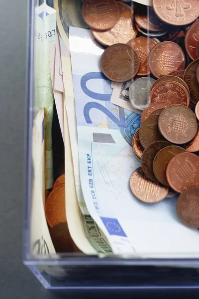 Caja de dinero de plástico con monedas y papel Euro moneda —  Fotos de Stock