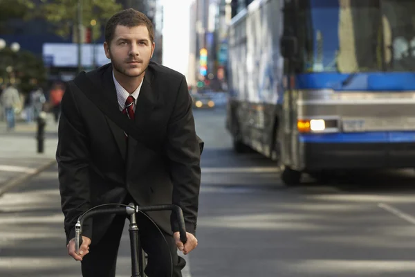 Mann fährt Fahrrad — Stockfoto