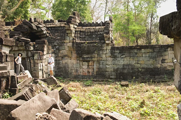 Pareja en Antiguo Templo de Piedra — Foto de Stock