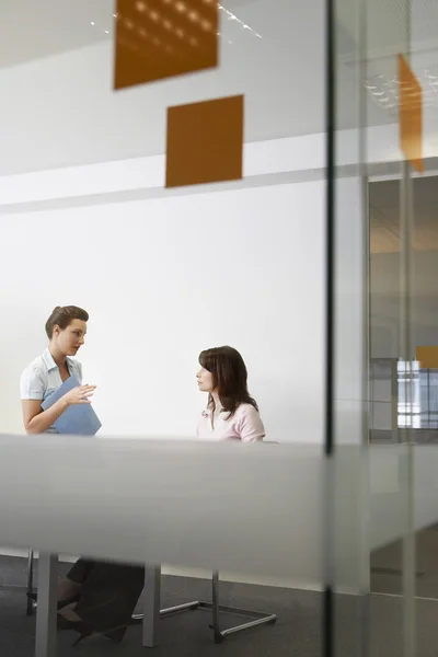 Two women talking in office — Stock Photo, Image