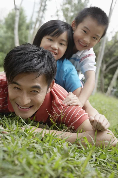 Rodzina leżące w trawie — Zdjęcie stockowe