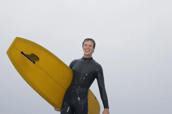 Surfer boekwaarde surfplank — Stockfoto
