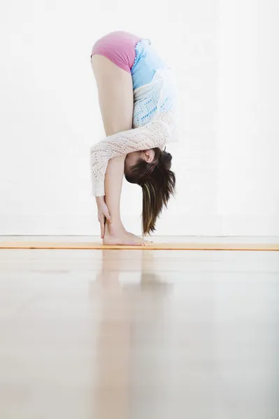 Girl exercising — Stock Photo, Image