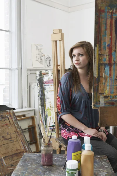 Artist sitting at easel — Stock Photo, Image