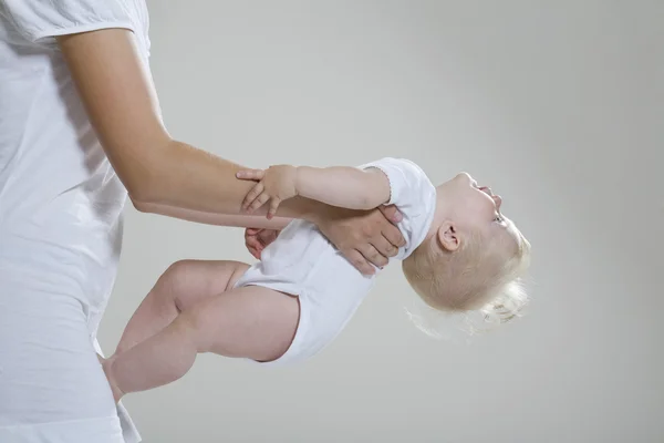 Baby i mor händer — Stockfoto