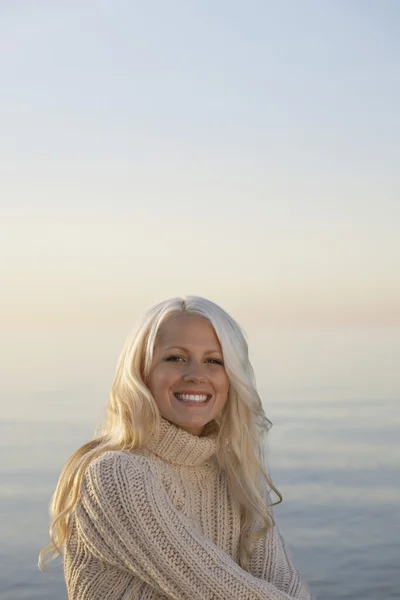 Junge Frau lächelt — Stockfoto