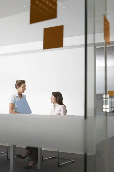 Women talking in office — Stock Photo, Image