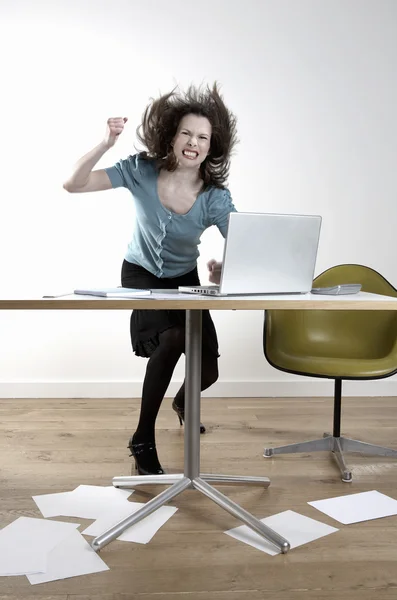 Woedend vrouw raken Bureau — Stockfoto